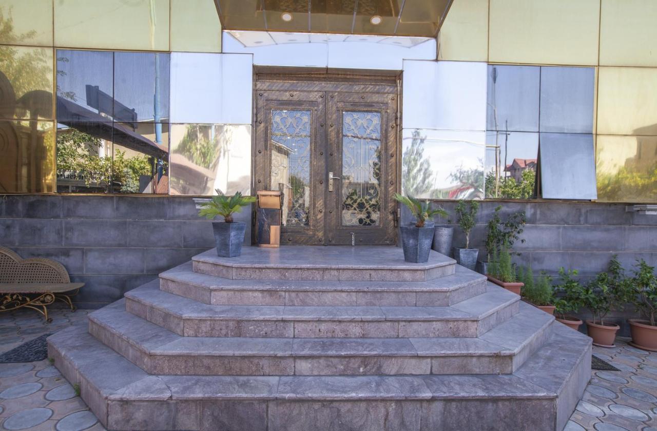 Golden Seconds Hotel Ереван Екстериор снимка