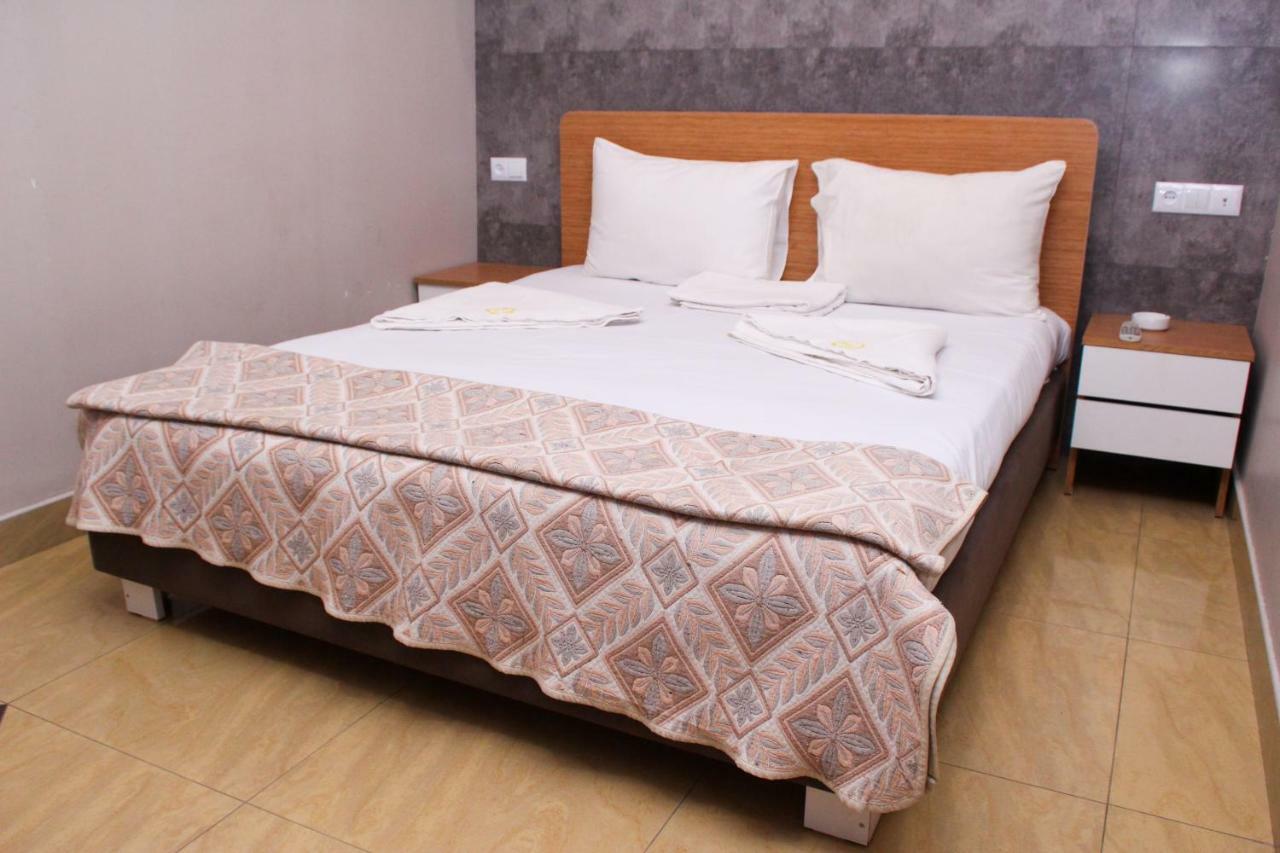 Golden Seconds Hotel Ереван Екстериор снимка